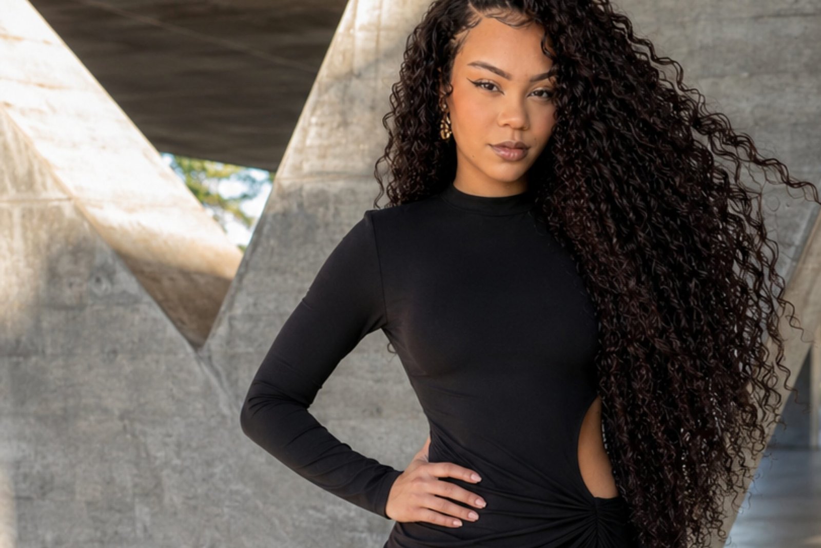 Clara Santos em imagem editorial de encerramento